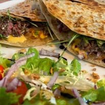 Piadine garnie et salade fraîche