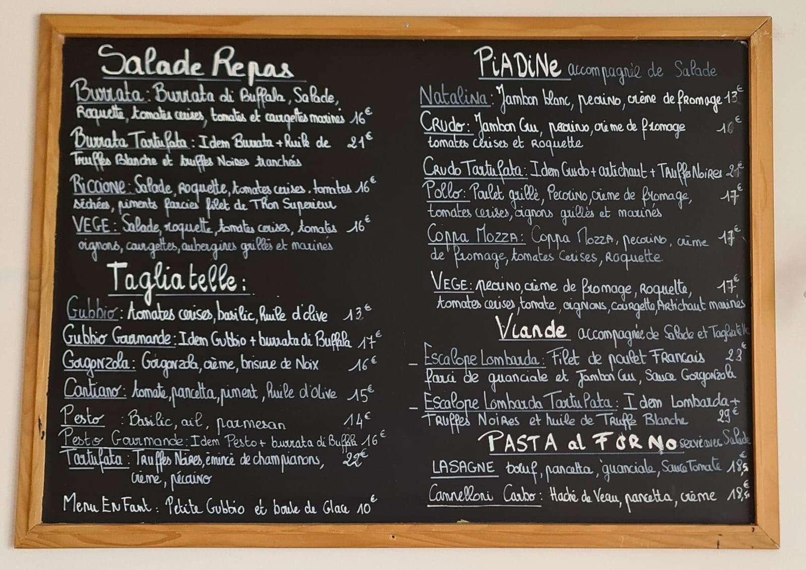 L'ardoise du restaurant avec la carte écrite à la craie